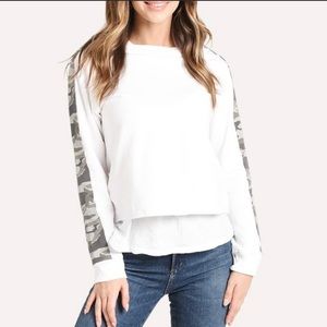 Monrow white and camo top